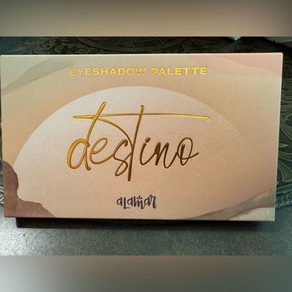 Alamar Destino Palette with Gold Accents